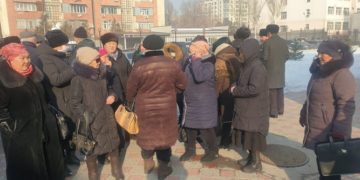 Биринчи Май райондук сотунун имаратынын алдына Курсан Асановдун тарапташтары чогулду