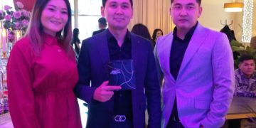 Ырчылар Нурлан Насип менен Асел Кадырбекова тойканасынын ачылышын өткөрүүдө