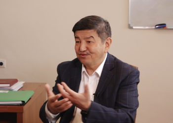Депутат Акылбек Жапаров Жаңы башмыйзамды кабыл алуу жолун кыскартууга амал издөөдө