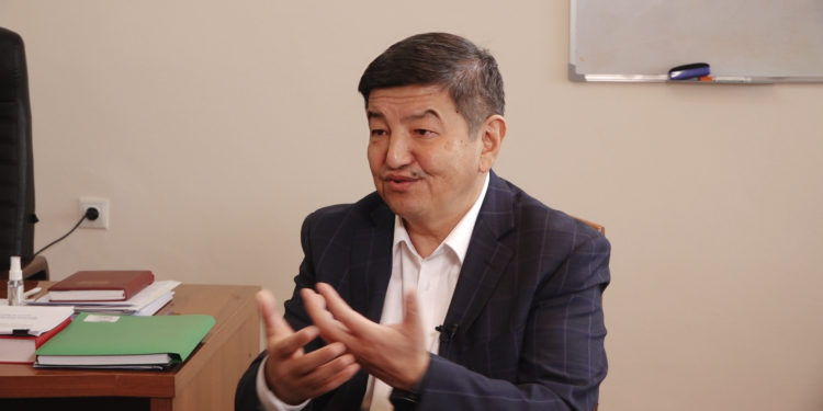 Депутат Акылбек Жапаров Жаңы башмыйзамды кабыл алуу жолун кыскартууга амал издөөдө