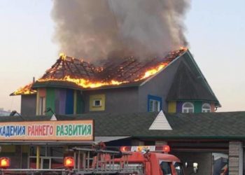 Бишкекте эки кабаттуу бала бакча күйүп жатат