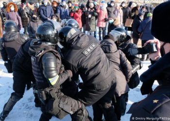 Орус бийлиги Навальныйды колдоп митингге чыккандарды камакка алууда