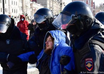 Орусияда саясатчы Алексей Навальныйды колдогон митингдерде 100дөн ашык адам кармалды
