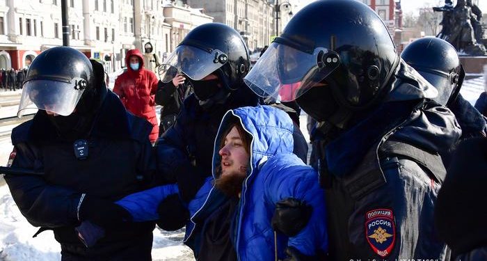 Орусияда саясатчы Алексей Навальныйды колдогон митингдерде 100дөн ашык адам кармалды