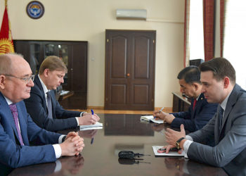 Өкмөт «Газпром» компаниясынын орун басары менен Бишкектин ЖЭБин газга өткөрүүдөгү тарифтер боюнча сүйлөштү