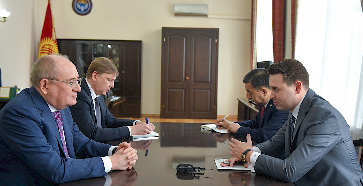 Өкмөт «Газпром» компаниясынын орун басары менен Бишкектин ЖЭБин газга өткөрүүдөгү тарифтер боюнча сүйлөштү