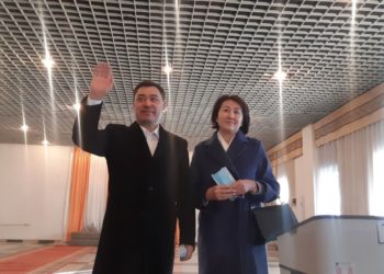 Президенттикке талапкер Садыр Жапаров добуш берүүгө жубайы менен келди