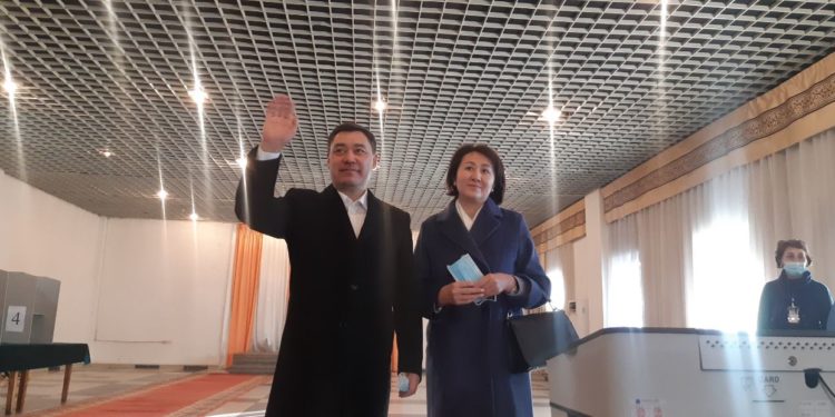 Президенттикке талапкер Садыр Жапаров добуш берүүгө жубайы менен келди