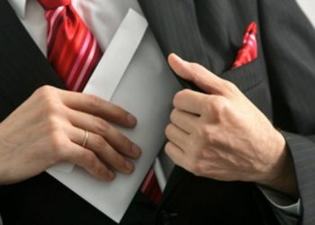 Транспорт жана жолдор министрлигинин статс-катчысы коррупцияга шектелип кармалды