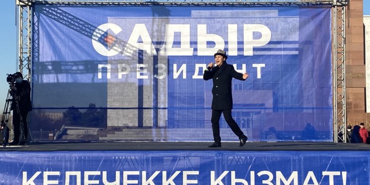 Бишкекте Садыр Жапаровдун тарапташтары жеңишти майрамдашууда