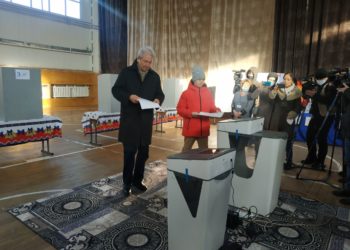 Президенттикке талапкер Адахан Мадумаров добуш берүүгө уулу менен келди