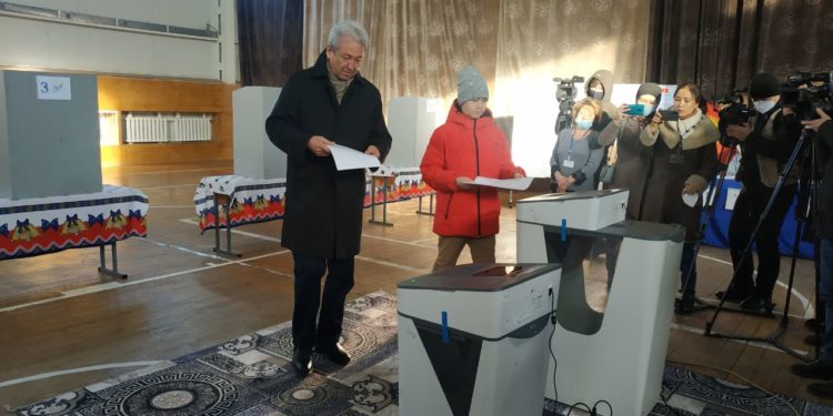 Президенттикке талапкер Адахан Мадумаров добуш берүүгө уулу менен келди