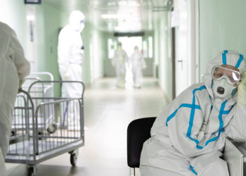 Коронавирус жуктуруп алган медициналык кызматкерлерге берилчү компенсациянын суммасы өзгөрдү