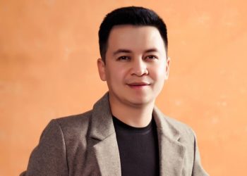 Алмаз Шаадаев Айжан Газиевадан вокал боюнча сабак алууда