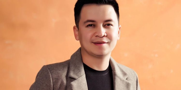 Алмаз Шаадаев Айжан Газиевадан вокал боюнча сабак алууда