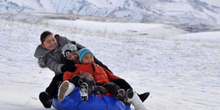 Бишкекте кышкы эс алуу учурунда 120 адам жаракат алган. Анын көбү баллон менен тоодон түшкөндөр