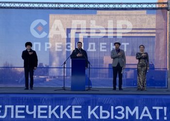 «Садыр ава», «Садыр — президент» деген чакыруулар менен Садыр Жапаров тарапташтарынын алдына чыкты