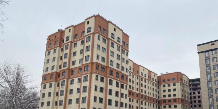 Бишкекте мыйзамсыз курулуш иштерин жүргүзгөн ишкана аныкталды. Эми анын салынган үйлөрү сүрдүрүлөбү?