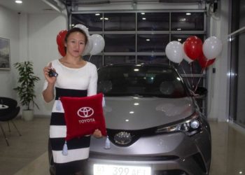 Айсулуу Тыныбекова унаасын кримтөбөл Камчы Көлбаев белек кылганын ачыктады