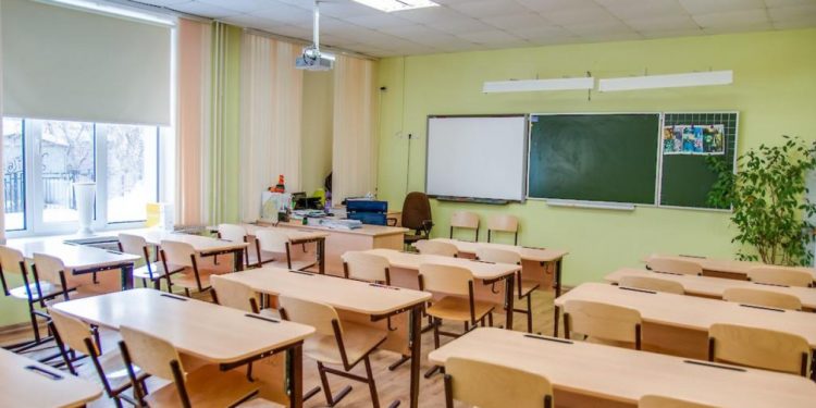 Бишкектеги эки мектептен коронавируска чалдыккан окуучулар аныкталды