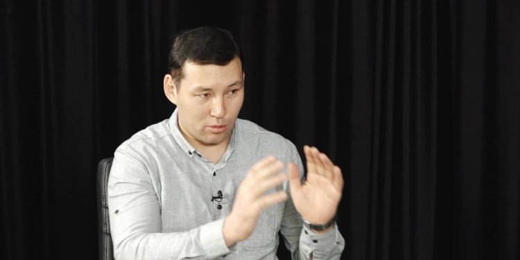 Канат Сагымбаев: «Атамбаев экөөбүздүн аман калганыбыз Кундуз Жолдубаева менен Курсан Асановго байланыштуу»