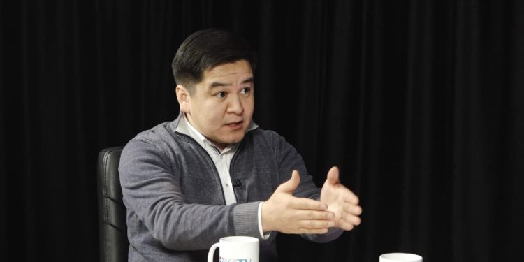 Али Токтакунов: «Матраимов 2 депутатты ортого салып, миллион доллар сунуштаган»