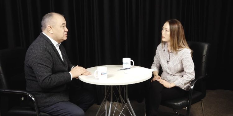 Өмүрбек Текебаев: «Мандатымдын тагдыры белгисиз болуп турганынан фракция лидерлигин өткөрүп бердим»