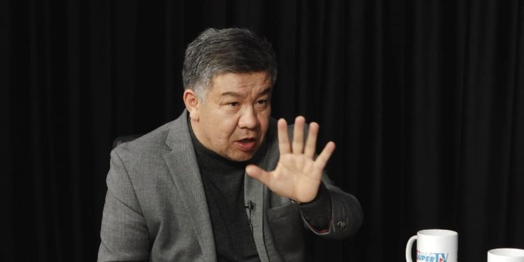 Алмамбет Шыкмаматов: «Партияда мен же аксакал калышы керек болду. Мен кеттим»