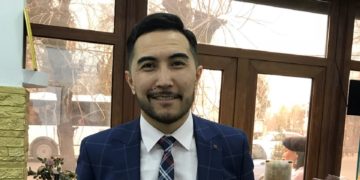 Ырчы Курал Чокоев элден кечирим сурап, долбоорун жапканын айтты