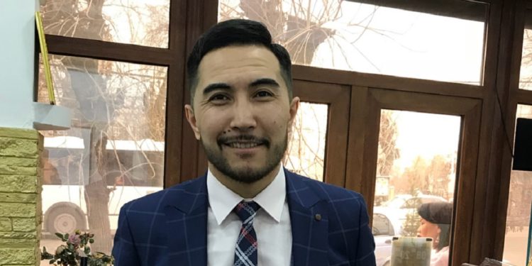 Ырчы Курал Чокоев элден кечирим сурап, долбоорун жапканын айтты