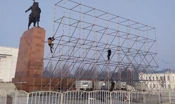 Инаугурация «Ала-Тоо» аянтындагы чоң экранда түз эфирде көрсөтүлөт