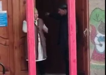 Интернеттеги видео: Бала бакча жетекчиси менен айыл өкмөт башчысынын урушу