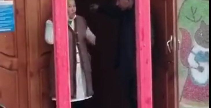 Интернеттеги видео: Бала бакча жетекчиси менен айыл өкмөт башчысынын урушу