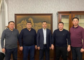 Садыр Жапаров: «Мени менен сүрөткө түшкөндөрдүн 99 пайызын тааныбайм»