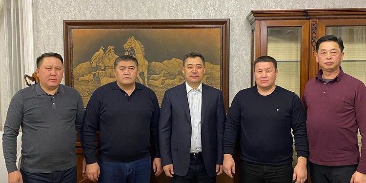 Садыр Жапаров: «Мени менен сүрөткө түшкөндөрдүн 99 пайызын тааныбайм»