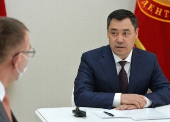 Президент Садыр Жапаров галстук тагынды