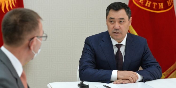 Президент Садыр Жапаров галстук тагынды