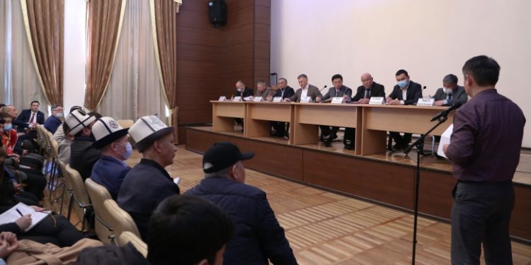 Чек ара маселелерин көтөрүп чыккан жарандык активисттер жана Баткен, Жалал-Абад облустарынын тургундары бийлик өкүлдөрү менен жолугушту