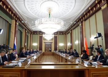 Президент Садыр Жапаров Орусиянын өкмөт башчысы Михаил Мишустин менен жолукту