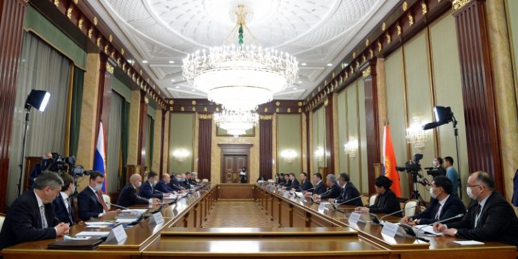 Президент Садыр Жапаров Орусиянын өкмөт башчысы Михаил Мишустин менен жолукту