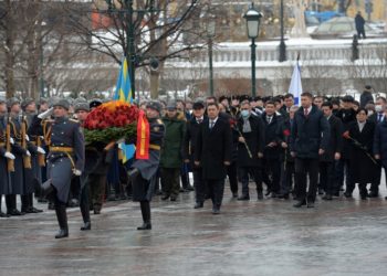 Садыр Жапаров иш сапарын жыйынтыктап, Москвадагы Белгисиз жоокердин эстелигине гүлчамбар койду
