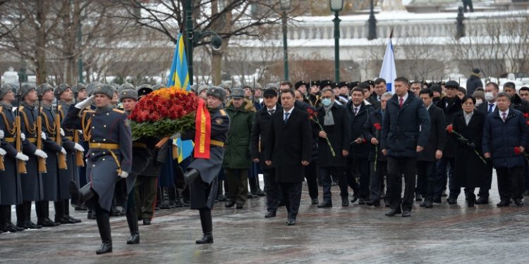 Садыр Жапаров иш сапарын жыйынтыктап, Москвадагы Белгисиз жоокердин эстелигине гүлчамбар койду