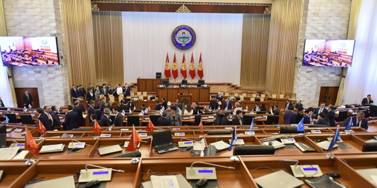 Конституциянын жаңы долбоору Жогорку Кеңеште каралып жатат