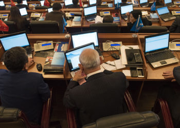 Депутаттар өздөрүнө 40 миң сомдук ноутбуктарды сатып алышты