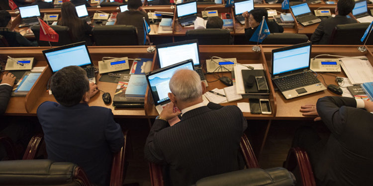 Депутаттар өздөрүнө 40 миң сомдук ноутбуктарды сатып алышты