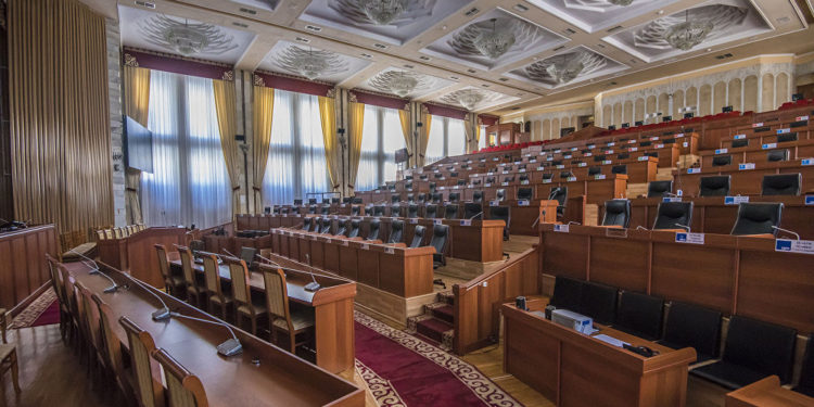 Бүгүн парламенттин көпчүлүк коалициясы өкмөт башчынын талапкерлигин карайт