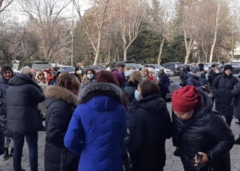 Бишкектеги «Караван» соода борборунун ижарачылары өкмөт үйүнүн алдында кайрадан митинг өткөрүшүүдө