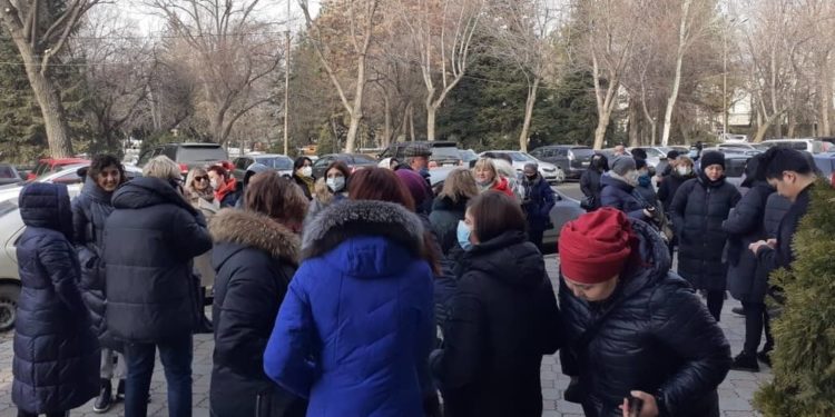 Бишкектеги «Караван» соода борборунун ижарачылары өкмөт үйүнүн алдында кайрадан митинг өткөрүшүүдө