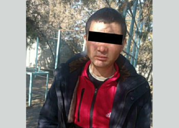 25 жаштагы кыз чөнтөгүнө баңгизат салып кетишкенин билдирди. Шектүү кармалды