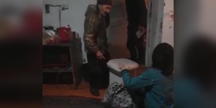 Казарманда таенеси мүмкүнчүлүгү чектелген небересин сабап жаткандагы видео тарады